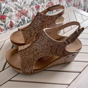 Woman’s Very G Wedge Sandals Size 7